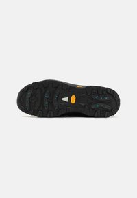 Vibram-Sohle mit tiefen Profilen, schwarzem Gummimaterial, orangefarbenen und blauen Akzenten, strukturiertem Oberflächendesign für besseren Halt und kantigen Details.