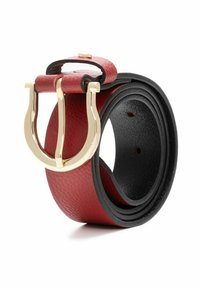 Czerwony skórzany pasek z fakturowaną powierzchnią, czarnym wnętrzem i złotym, podwójnym zapięciem w kształcie podkowy.