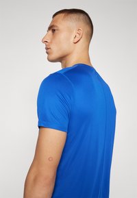 ASICS CORE TOP - Sports T-shirts - blue