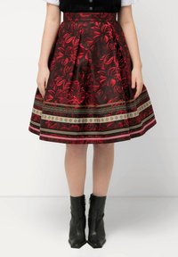 Een knielange, uitlopende rok in een donker bloemenpatroon met rood en zwart, met decoratieve horizontale strepen en versieringen aan de onderkant.