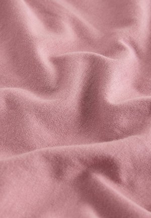 Mjukt, rynkigt rosa tyg med fin stickning och synliga vävda fibrer, visat i närbild.