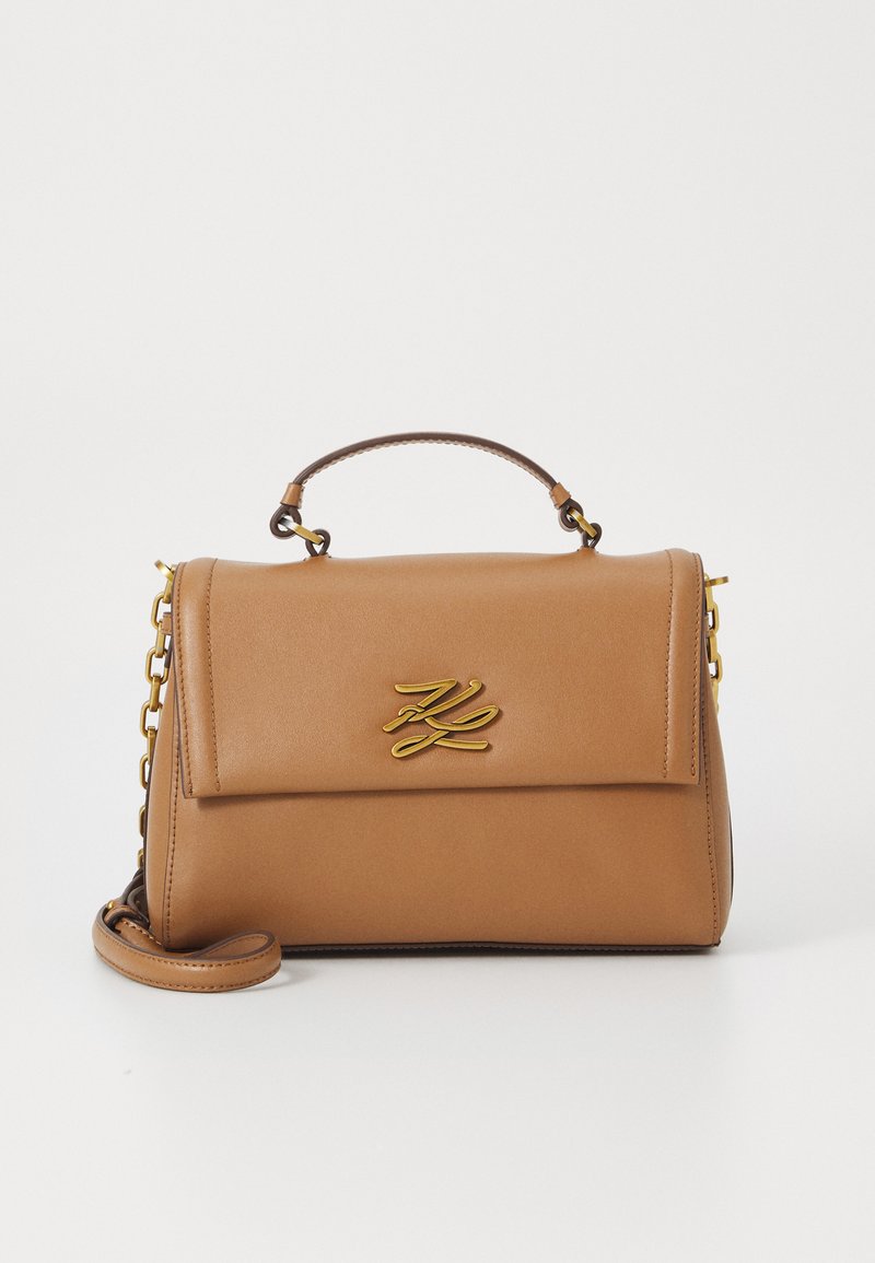 Borsa a tracolla in pelle color cuoio con un design strutturato, manico superiore, tracolla a catena removibile e un accento del logo dorato sul davanti. Tessuto liscio.