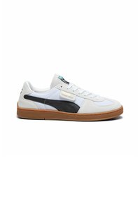 Sneaker bianco e grigio con una striscia nera sul lato, suola in gomma, design con lacci e dettagli del logo sul lato. Materiali testurizzati inclusi.