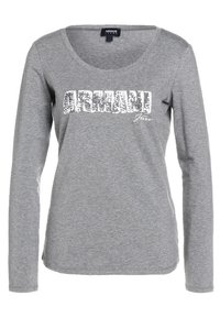 Szara, długorękawowa koszulka z bawełny z teksturowanym, metalicznym logo "ARMANI" na wysokości klatki piersiowej. Gładka struktura, dekolt w kształcie litery łódka.