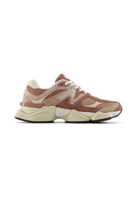 Zapatillas deportivas en marrón y beige con parte superior de gamuza y malla, suela media gruesa crema y acentos texturizados. Presentan cierre con cordones y logotipo de la marca.