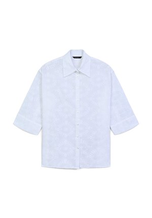 Chemise blanche à manches courtes avec un large col, présentant un motif floral subtil et une fermeture à boutons sur le devant.