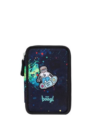 Granatowy piórnik na suwak z kolorowymi plamami, naszywką astronauty na deskorolce z napisem "Chill Out" oraz jasnoniebieskim napisem "baagl".