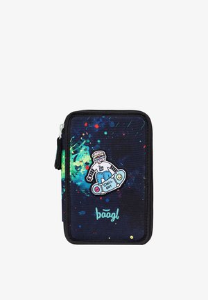 Granatowy piórnik na suwak z kolorowymi plamami, naszywką astronauty na deskorolce z napisem "Chill Out" oraz jasnoniebieskim napisem "baagl".