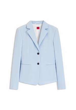 Hellblauer Blazer mit gekerbtem Revers, zwei schwarzen Knöpfen und zwei vorderen Schlitztaschen, auf weißem Hintergrund dargestellt.