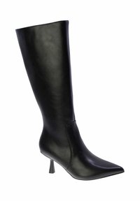 Stivale in pelle nera alto fino al ginocchio con punta affusolata e tacco sottile. Texture liscia e linee pulite, caratterizzato da un design semplice e lineare.