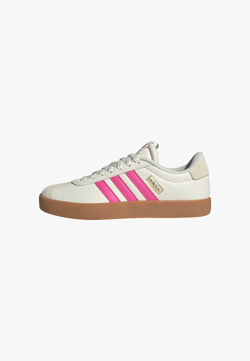 Baskets basses blanches Adidas avec des bandes roses, une semelle en gomme, un design à lacets et un logo Adidas doré sur le côté.