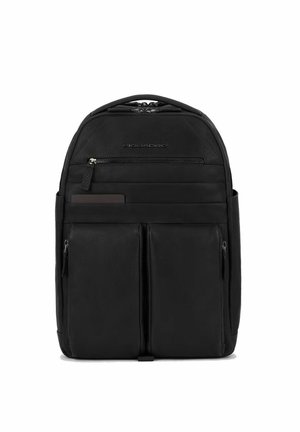 Zaino in pelle nera con un design strutturato. Presenta tasche anteriori con zip, doppi scomparti laterali e dettagli con logo nella parte superiore.