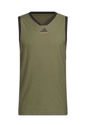 Canotta da basket senza maniche verde oliva con scollatura a V, bordi neri attorno al collo e alle aperture delle braccia, e un logo arancione sul petto.