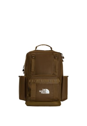 Brun rektangulær rygsæk med topgreb, frontlynlåslomme, sidelommer og hvidt The North Face logo på frontlommen.
