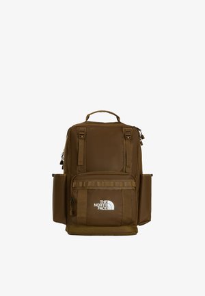 Brązowy prostokątny plecak z górnym uchwytem, przednią kieszenią na zamek błyskawiczny, bocznymi przegródkami i białym logo The North Face na przedniej kieszeni.