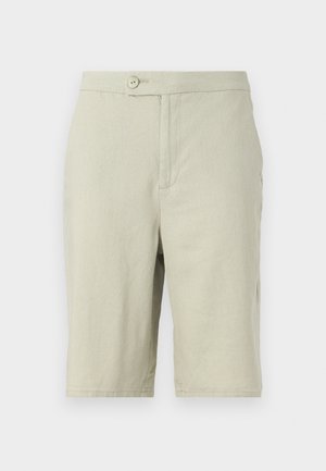 Shorts gris clair en tissu doux. Dotés d'une fermeture à bouton, de poches latérales et d'une coupe droite.