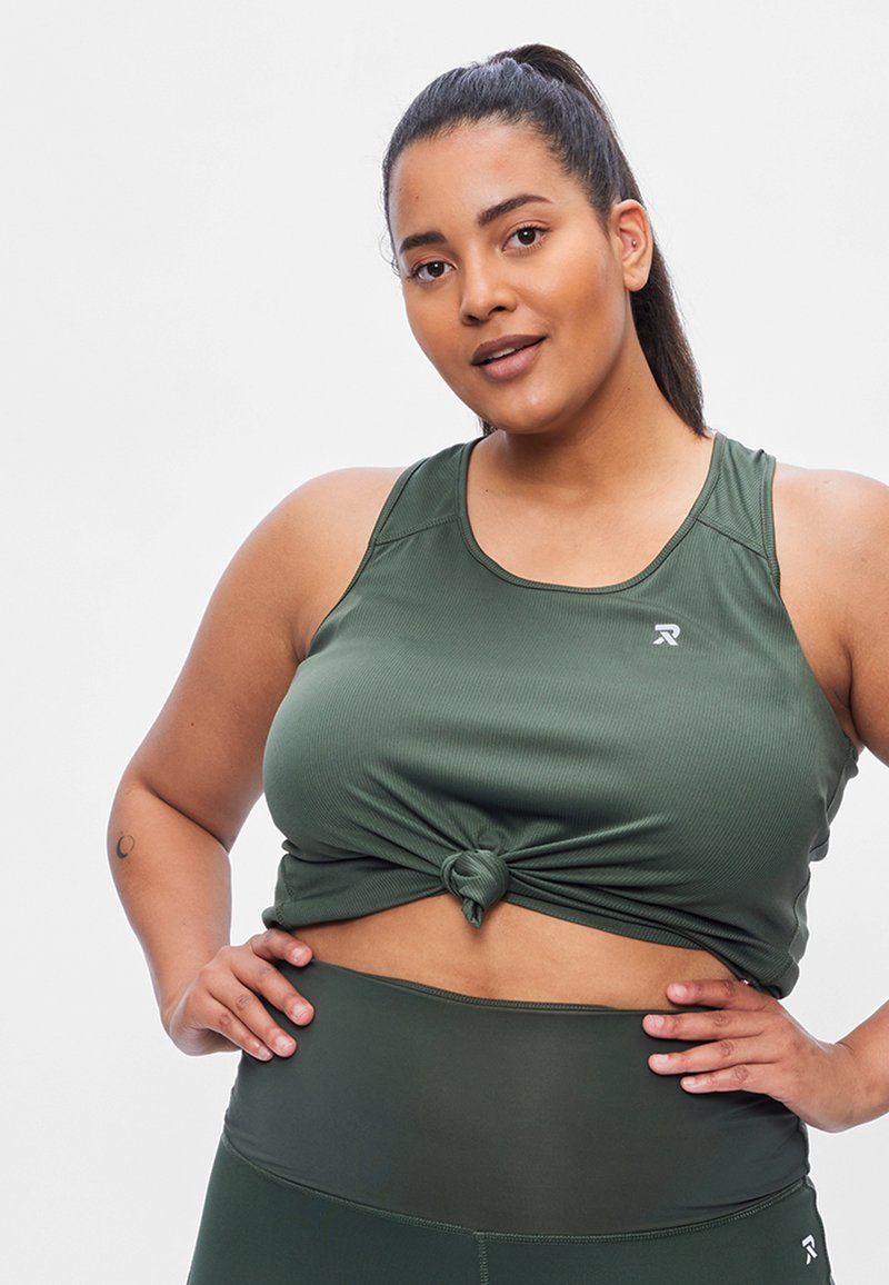 Olijfgroene sporttop met een geknoopt ontwerp aan de voorkant, textuurstof en ronde halslijn. Gemaakt in combinatie met bijpassende high-waisted legging.
