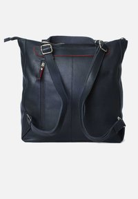 Marineblauwe leren schoudertas met textuurafwerking, rode accentstiksels, dubbele handvatten en één externe ritszak. Ritssluiting aan de bovenkant.