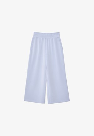 Jasnoniebieskie spodnie o szerokich nogawkach, skrócone, z elastycznym pasem i bocznymi kieszeniami, prezentowane na jednolitym białym tle.