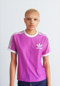 adidas Originals ADICOLOR 3-STRIPES PINSTRIPE - Camiseta estampada - purple burst