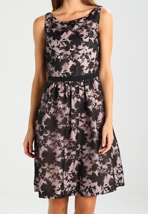 Sukienka bez rękawów do kolan z czarną koronką w kwiatowy wzór na jasnoróżowej tkaninie i czarnym paskiem w talii.
