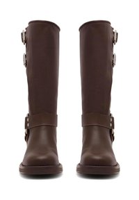 Bocanci din piele maro, până la genunchi, cu catarame și curele metalice, vârf pătrat și textură netedă. Talpă plată cu profil minim.