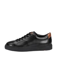 Sneaker in pelle nera basse con lacci neri e dettaglio marrone sul tallone, suola piatta e cuciture dettagliate su sfondo bianco.