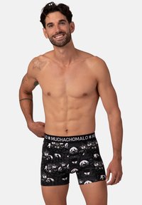 Fekete boxeralsó, amelyen panda és pillangó minták találhatók, fekete derékkal, amelyen a "MUCHACHOMALO" felirat olvasható. Sima anyag, testhez álló kialakítás.