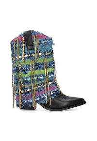 Bota de tobillo colorida con denim texturizado en capas y bordes deshilachados, cuentas metálicas y punta de cuero negro en forma de flecha.