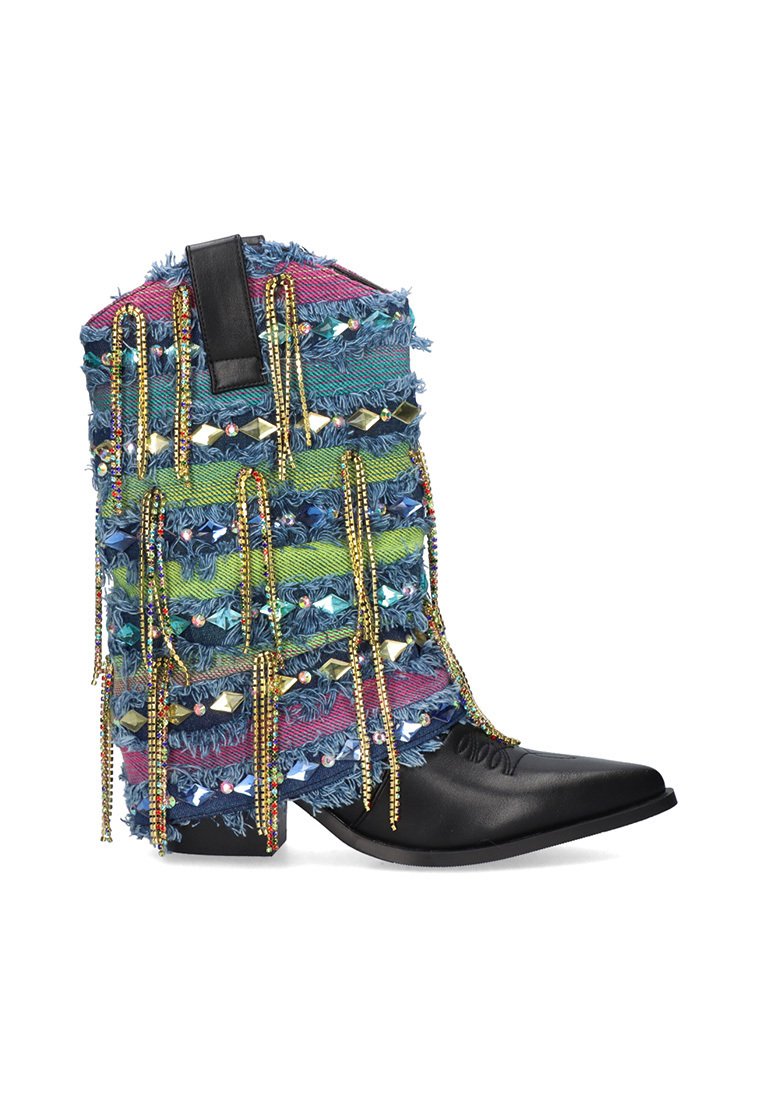 Bota de tobillo colorida con denim texturizado en capas y bordes deshilachados, cuentas metálicas y punta de cuero negro en forma de flecha.