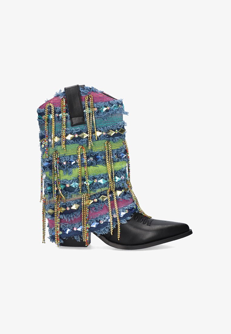 Bota de tobillo colorida con denim texturizado en capas y bordes deshilachados, cuentas metálicas y punta de cuero negro en forma de flecha.