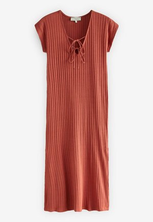 Robe en maille côtelée couleur rouille avec manches courtes et détail lacé en V à l'avant, longueur genou, accrochée sur un fond blanc.