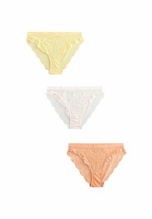 Drie paren kanten onderbroeken in geel, wit en perzik. Elk paar is versierd met bloemenkantpatronen en heeft een zachte, elastische tailleband.