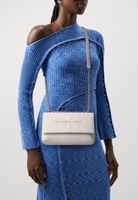 Calvin Klein Jeans SCULPTED FLAP - Borsa a tracolla - eggshell