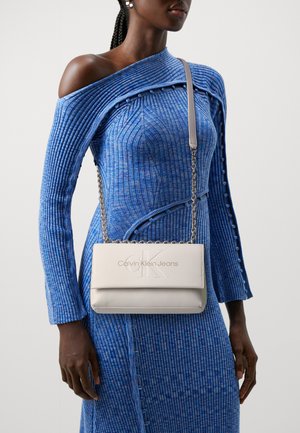 Calvin Klein Jeans SCULPTED FLAP - Borsa a tracolla - eggshell