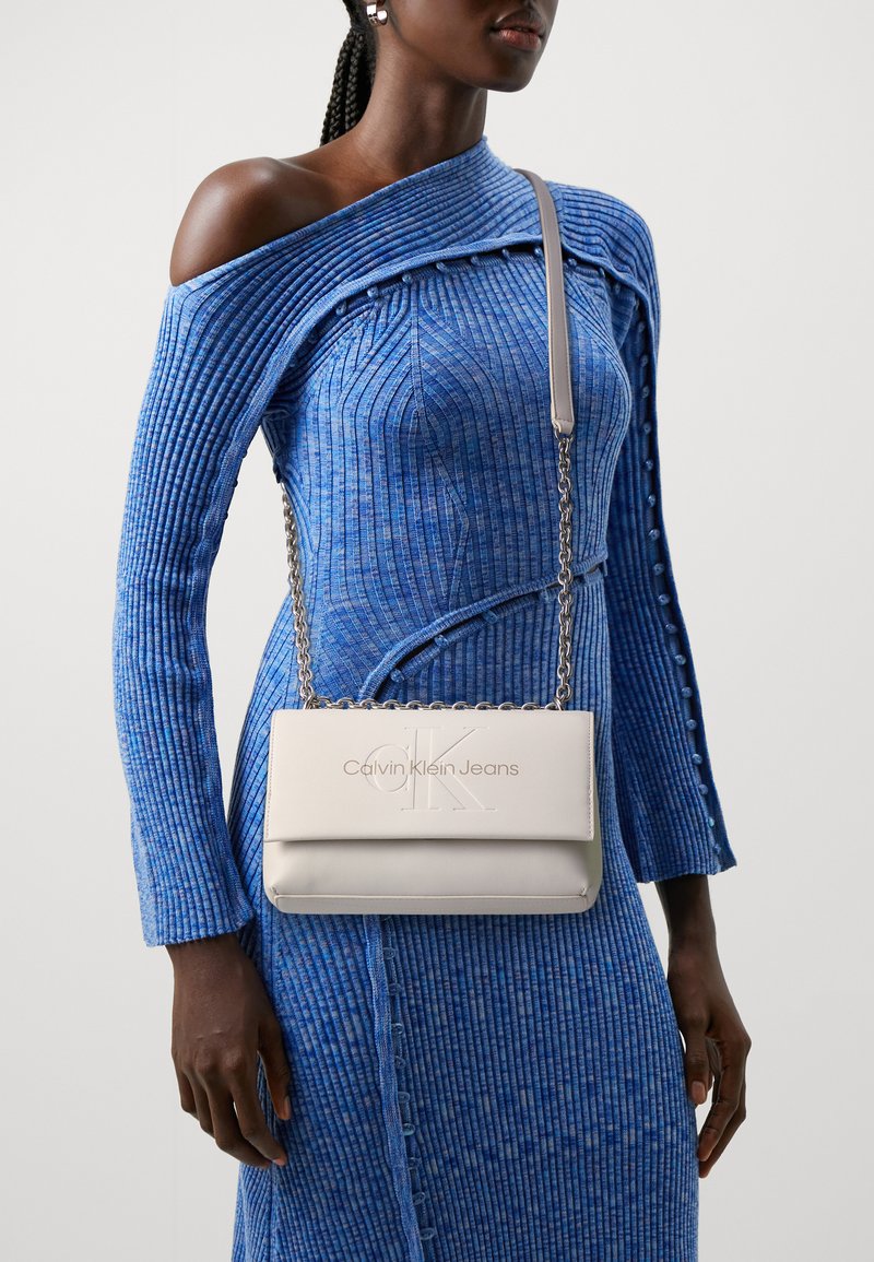 Calvin Klein Jeans SCULPTED FLAP - Borsa a tracolla - eggshell