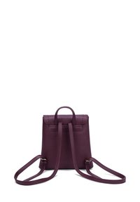 Zaino in pelle viola con doppie cinghie, maniglia superiore e forma strutturata. Presenta una superficie testurizzata e hardware minimale.