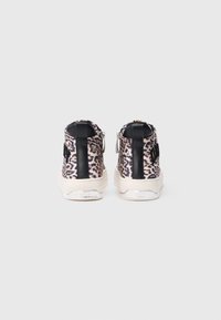 Sneakers înalte cu un material cu imprimeu leoprd, accente negre și o talpă din cauciuc crem. Dispune de un fermoar pe spate pentru o purtare ușoară.