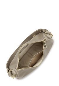 Borsa a spalla in pelle taupe con zip dorata parzialmente aperta, che mostra l'interno in tessuto e una tasca interna. Finiture dorate alle estremità delle cinghie.