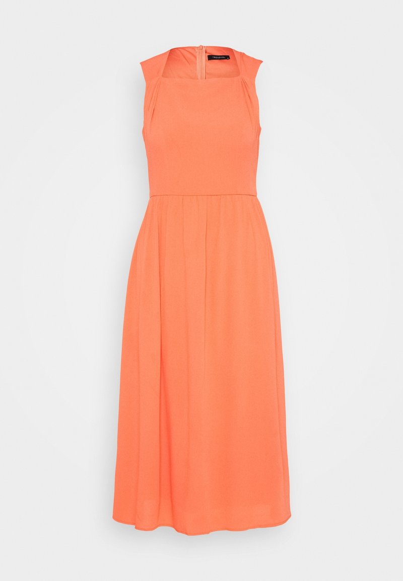 Robe midi corail sans manches avec encolure carrée, corsage ajusté, jupe plissée et fermeture zippée au dos.