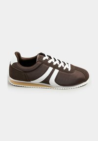 Sneaker marrone con accenti bianchi, materiale superiore liscio, punta rotonda, chiusura con lacci e tallone marrone testurizzato. Suola in gomma con pattern a creste.