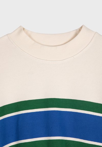 Bavlnená mikina má smotanový základ s horizontálnymi pruhmi v zelenej, modrej a bielej farbe. Ribovaná oblasť okolo krku poskytuje textúrovaný detail.