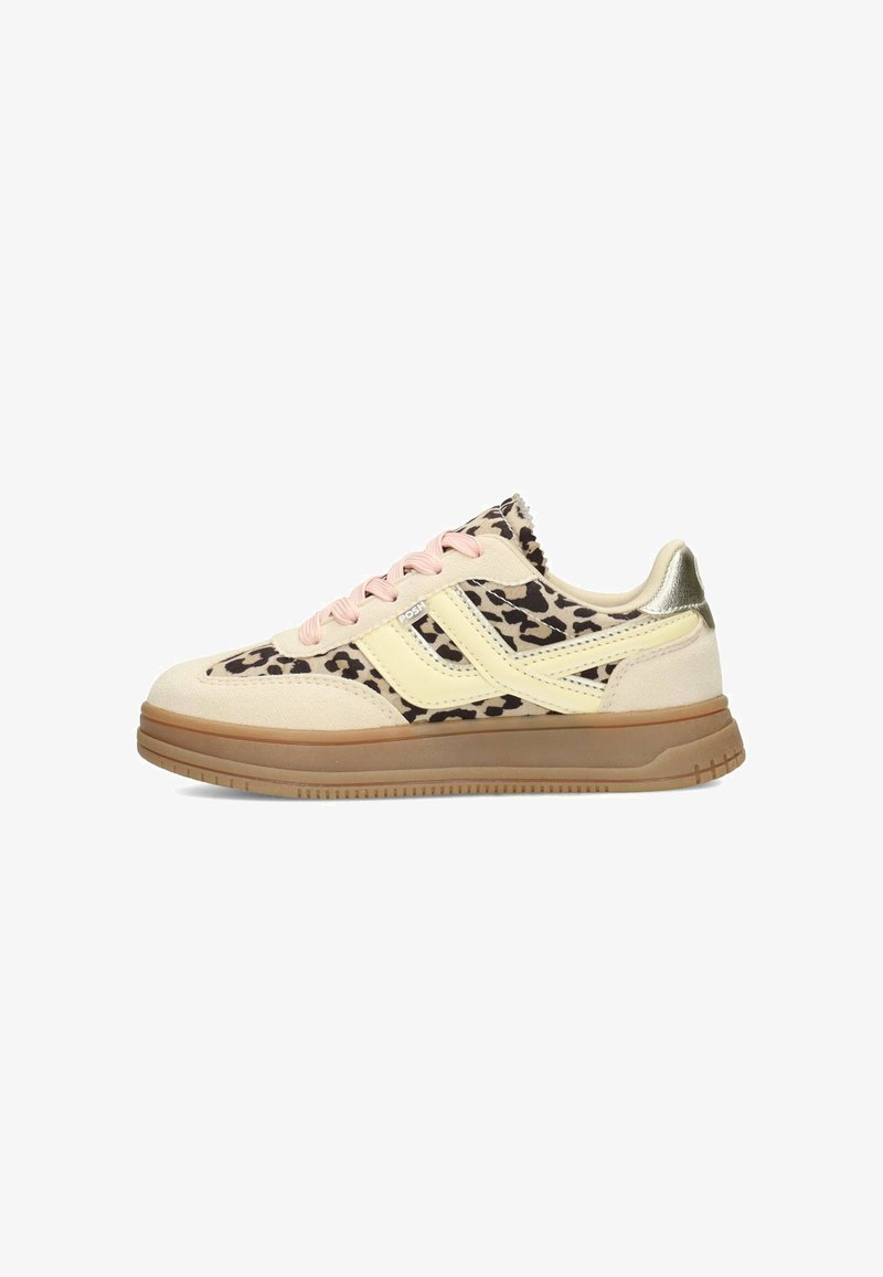 Zapatilla deportiva baja de ante beige, con acentos amarillos, cordones rosas, tela estampada de leopardo y una gruesa suela de goma marrón.