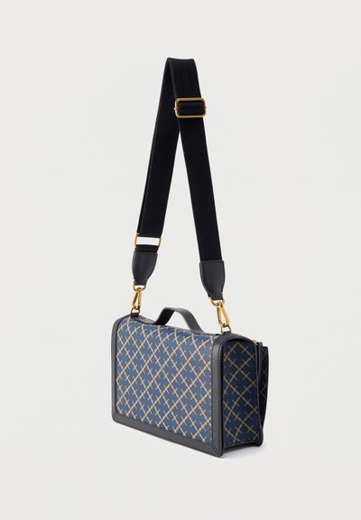 Μικρή ορθογώνια τσάντα σε ναυτικό μπλε ύφασμα με χρυσό γεωμετρικό μοτίβο, μαύρες δερμάτινες λεπτομέρειες και αποσπώμενο λουράκι. Διαθέτει χειρολαβή στην κορυφή.