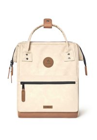 Beige Rucksack mit hellbraunen Lederakzenten, Obergriff, vorderer Reißverschluss-Tasche, Knopfdetails, Logo-Patch und strukturiertem Stofffinish.