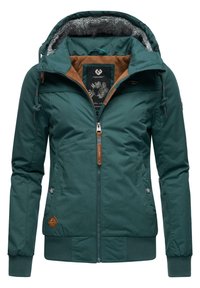 Veste isolée teal avec une capuche doublée en fausse fourrure, doublure intérieure contrastante marron, fermeture éclair, poignets élastiques et accents de logo.