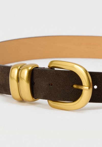 Καφέ ζώνη από σουέτ με λεία υφή, με χρυσή αγκράφα και μεταλλικά στοιχεία. Δύο χρυσές λεπτομέρειες κοντά στην αγκράφα και πολλαπλές τρύπες για ρυθμίσεις.