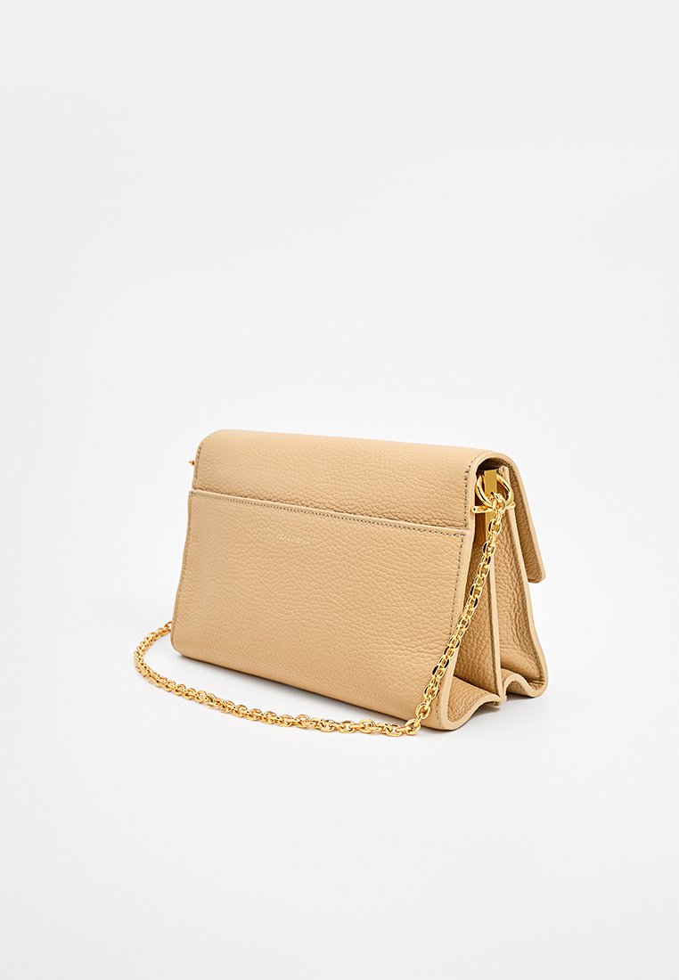 Borsa a pochette beige in pelle con finitura texturizzata, chiusura a pattina sicura e tracolla in oro per versatilità. Presenta una tasca frontale.