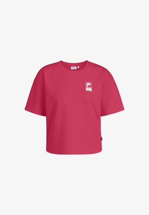 Ljusrosa kortärmad t-shirt med korta ärmar och en liten vit Fila-logotyp på övre vänstra bröstet.