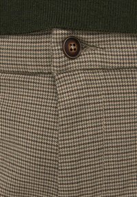 Spodnie w beżowo-ciemnobrązową kratę, z zapięciem na pojedynczy guzik i z przodu z gładką plisą. Miękka faktura i dopasowany krój.